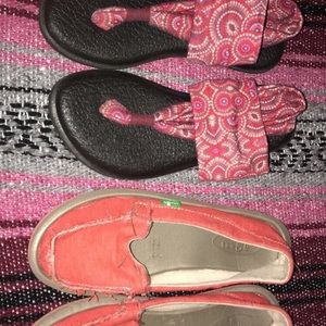 2 Pairs of Size 5 Sanuk